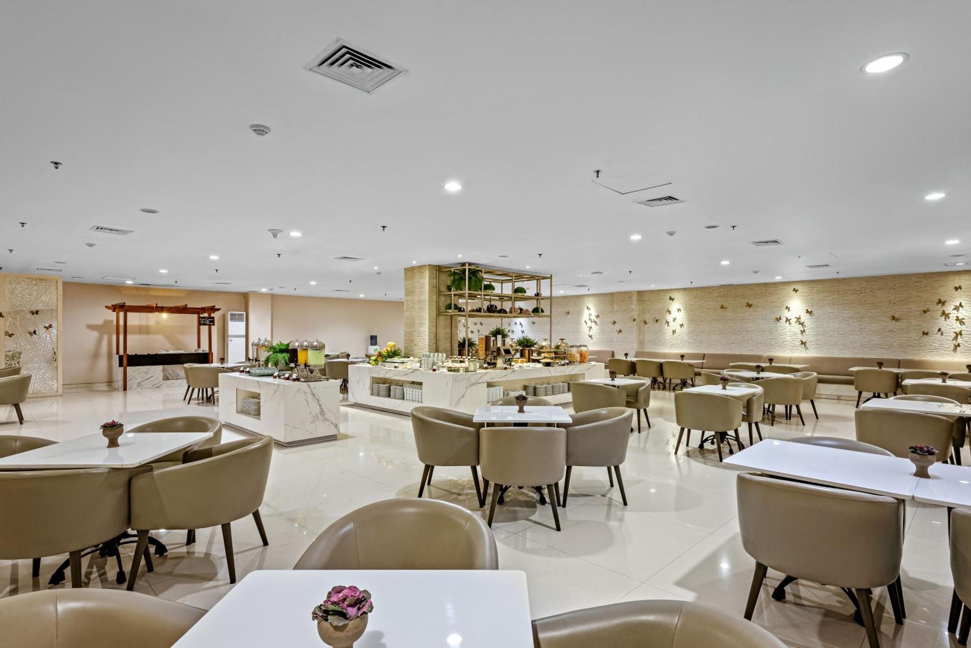 Grand Whiz Megamas Manado Hotel Ngoại thất bức ảnh